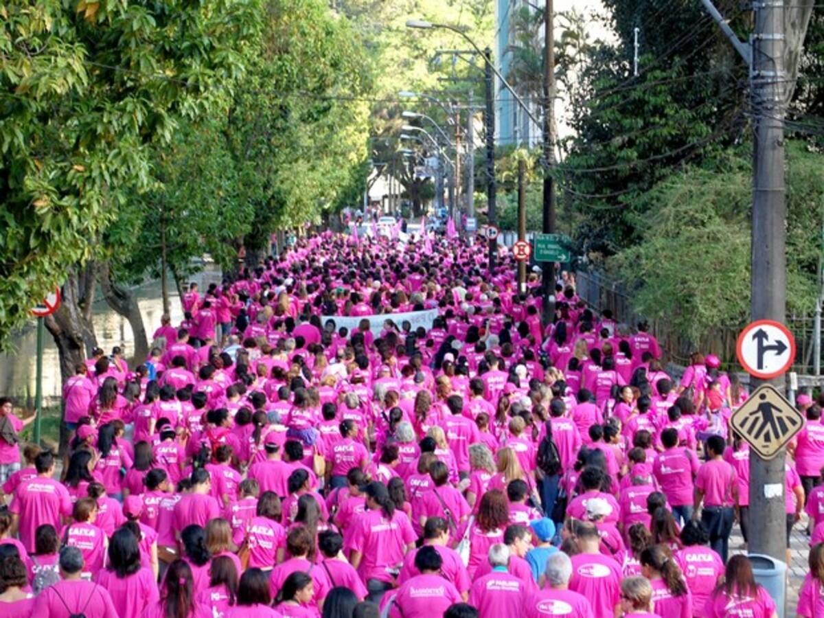 Caminhada solidária é realizada em homenagem ao Outubro Rosa