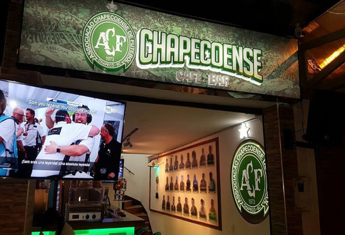 Casal abre bar em homenagem à Chapecoense na cidade de Medellín