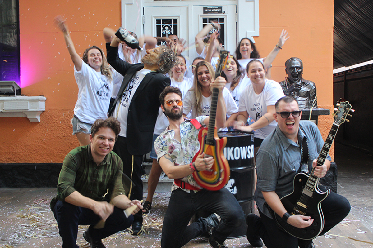 Bloco leva o rock para o carnaval de rua do Rio