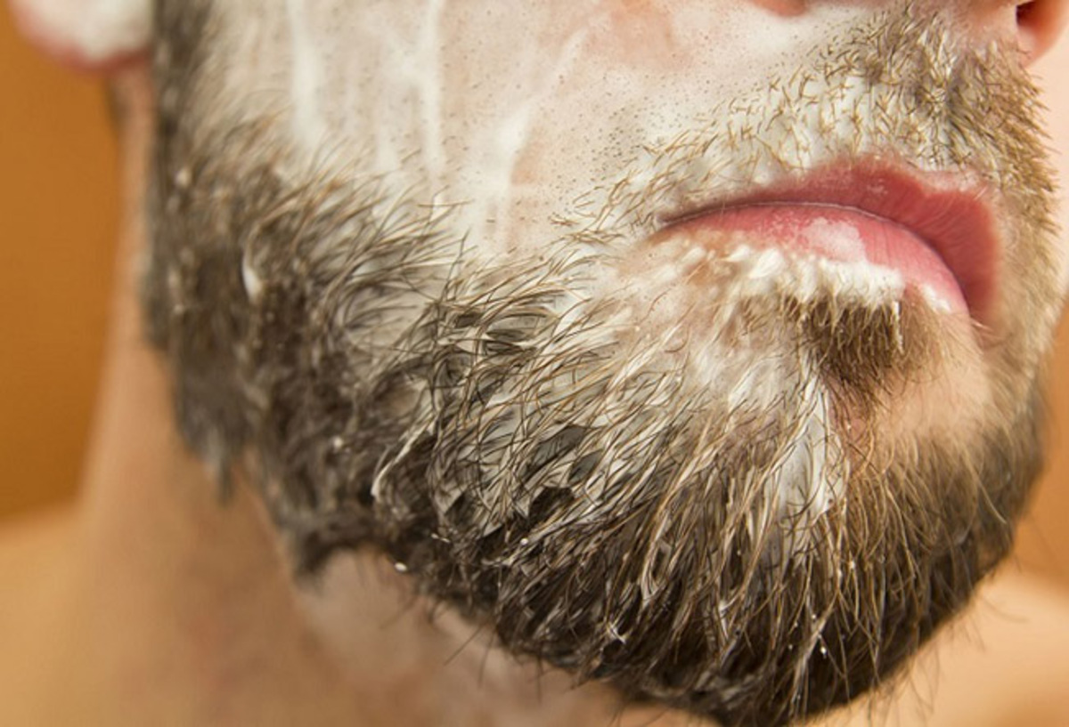 Conheça as razões para não usar o shampoo de cabelos na sua barba