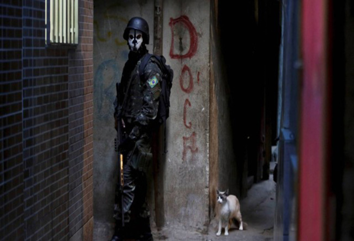 Máscaras de caveira usadas por militares chamam atenção na Rocinha