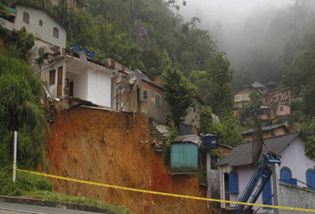 Desabamento na Serra de Petrópolis pode ter sido causado por obra abandonada