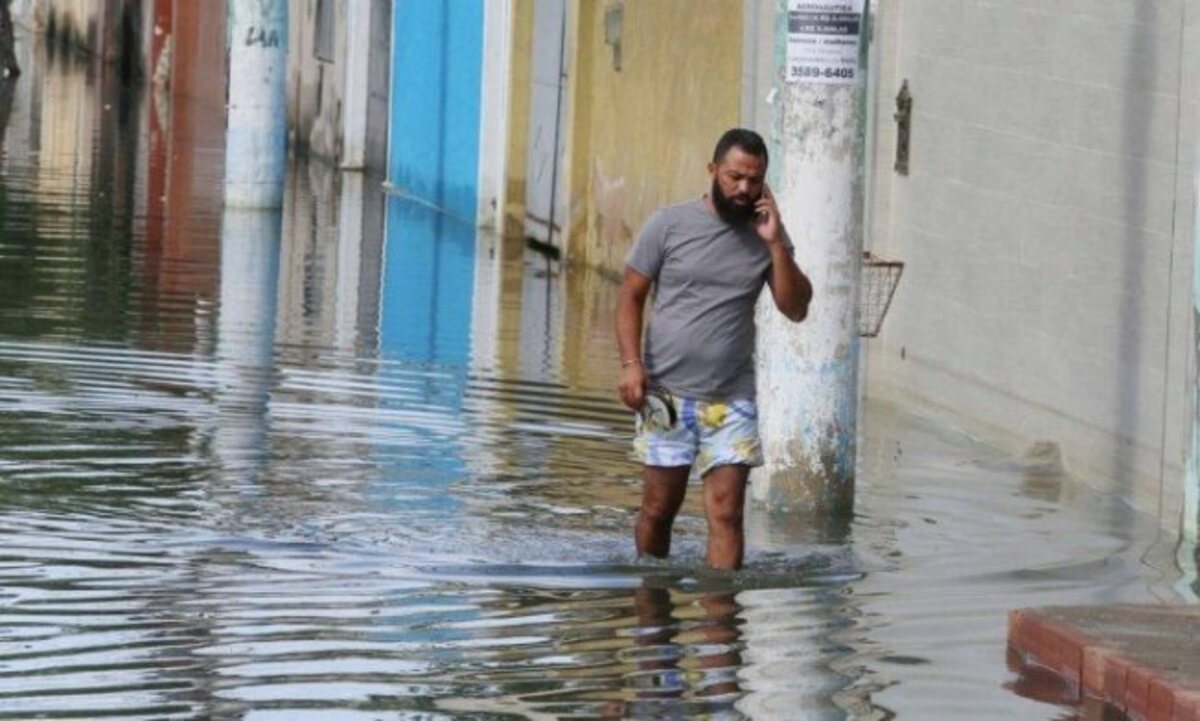 Na Baixada carioca, chuva forte se mistura com esgoto