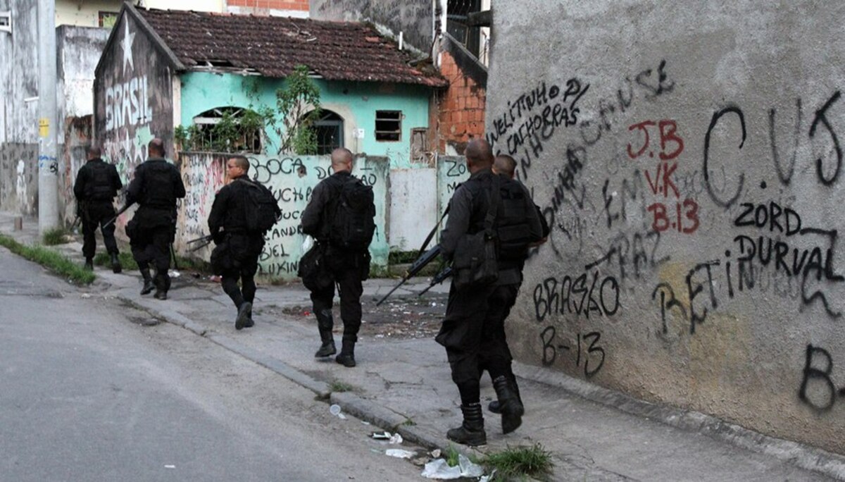 Confronto entre PM e traficantes deixa um morto na Vila Kennedy