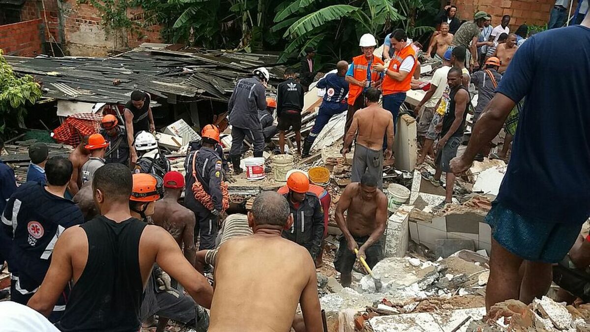 Prédio desaba em Salvador após fortes chuvas e mata uma criança