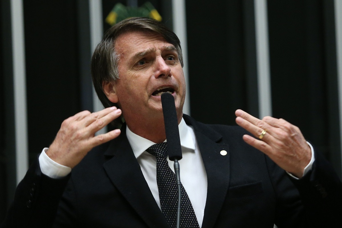 Bolsonaro acusa petistas de atiraram em ônibus de Lula