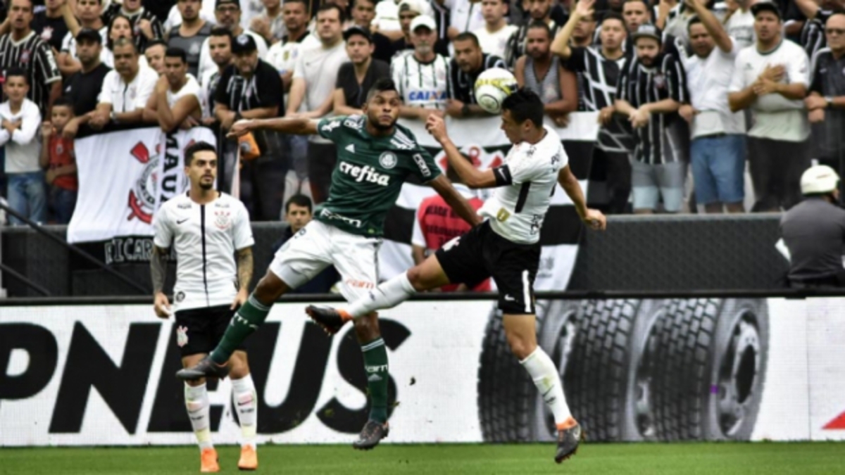 Palmeiras sai na frente do Corinthians em clássico marcado por confusão