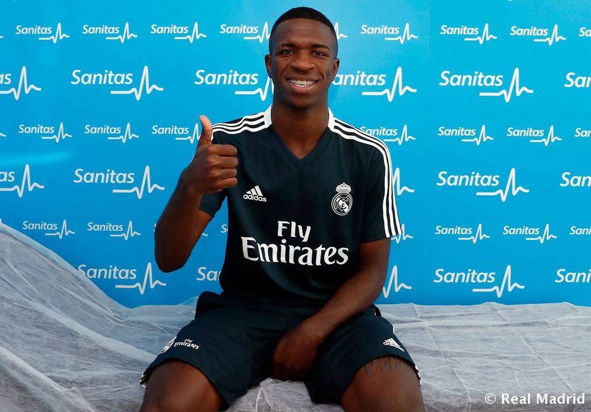 Vinicius Júnior veste a camisa e faz exames no Real Madrid