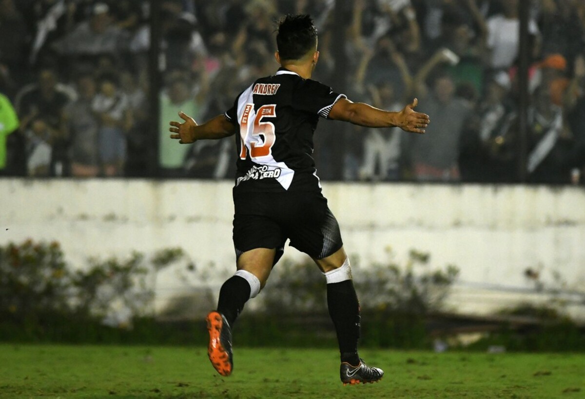 Vasco luta, vence o Bahia mas está eliminado da Copa do Brasil