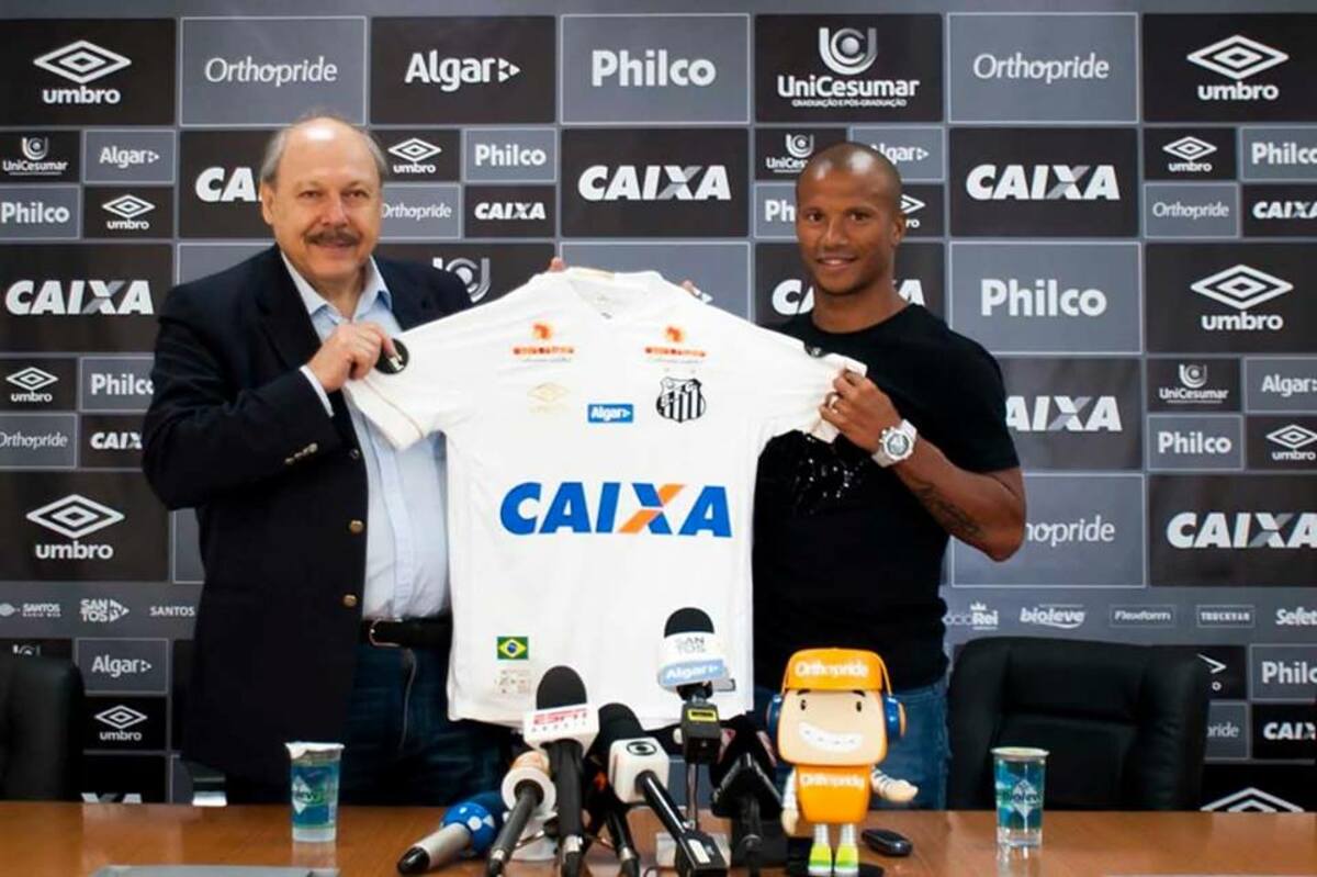 Santos anuncia contratação do uruguaio Carlos Sánchez