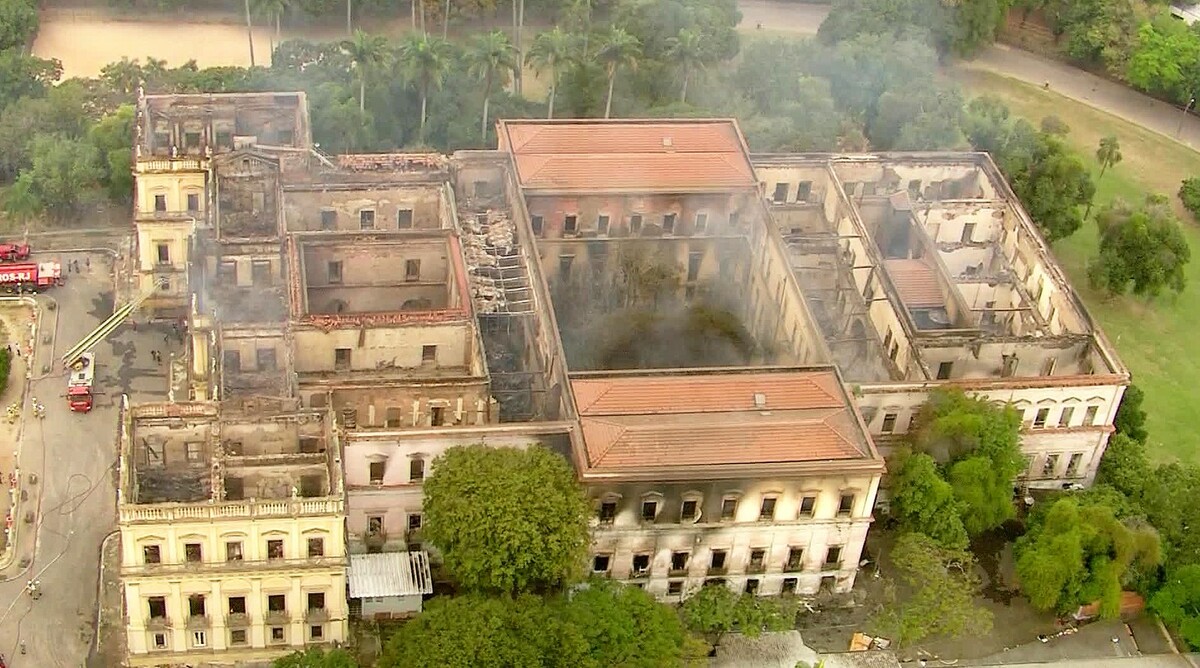 De acordo com comandantes dos bombeiros, falta de água pode ter prejudicado combate ao incêndio